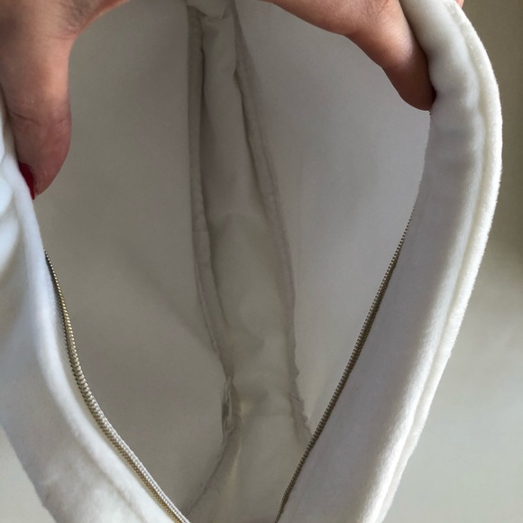 BNWT Chanel velvet cosmetic/skincare pouch - Picture 4 of 6